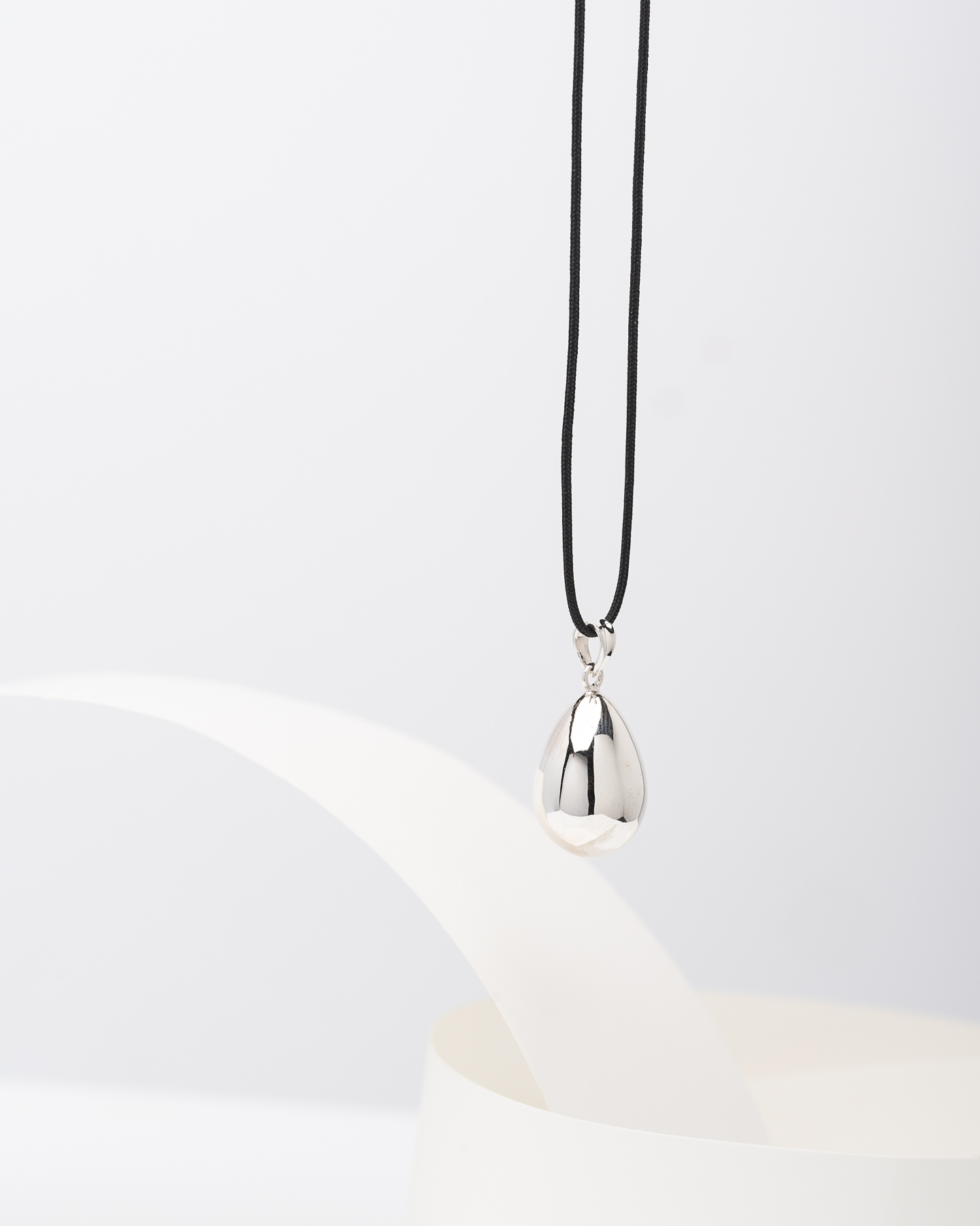 Elegant Silver Egg Pendant – Μινιμαλιστικό Κολιέ «Αυγό» με Μαύρο Κορδόνι