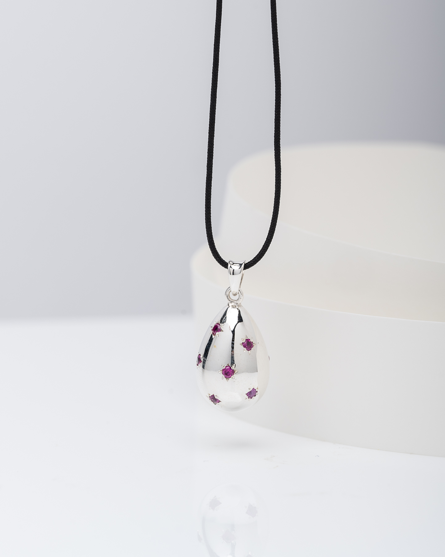 Silver Star-Gaze Egg Pendant – Ασημένιο Μενταγιόν Αυγό με Κόκκινα Ζιργκόν